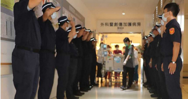 21歲警遭撞成腦死器捐遺愛 同事心碎列隊「謝謝你的大愛!」