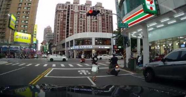 好險!女童馬路橫衝亂闖 3暖男及時伸援手