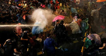 泰國反政府示威持續升溫 警方「刺激性強力水柱」驅趕民眾