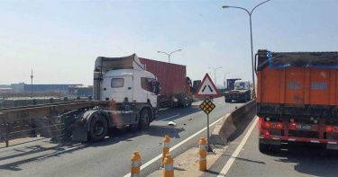 碰!聯結貨櫃車快速道路4車撞成一團1人傷