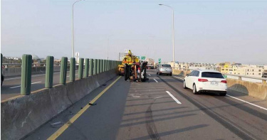 連假車禍!油罐車西濱擦撞小客車 一家四口緊急送醫