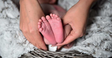 新手爸媽享受兩人時光!委託阿姨照顧5月大女嬰 竟「全身發紫」猝死
