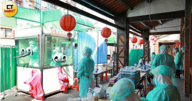 雙北三級警戒!四醫學中心急診「人山人海」求篩檢塞爆 快篩站冒亂象…看完足跡喉嚨痛