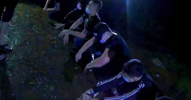 廢農舍賭天九牌狂輸翻臉 18黑衣人派出所對面大亂鬥全被逮