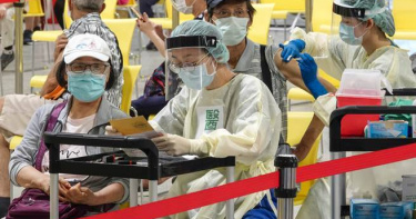 民眾持續前往接種站施打疫苗。（圖／中國時報黃子明攝）