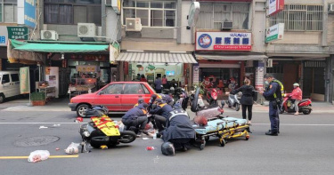 警消獲報後趕抵現場，發現3人受傷臥躺於地，立即送醫救治。（圖／翻攝畫面）
