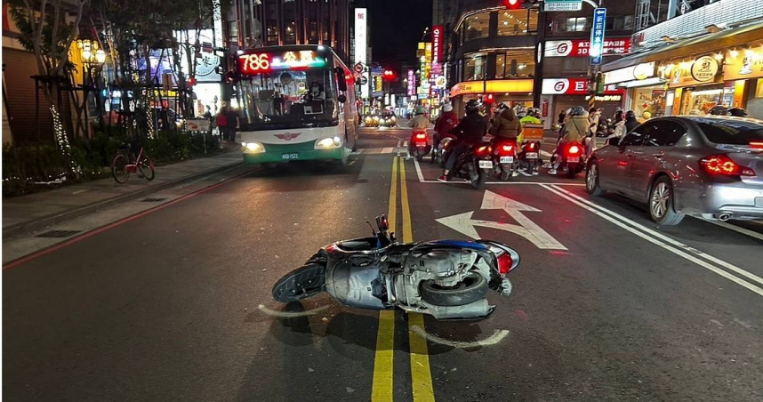 新莊5旬婦騎自行車違規害後方騎士摔車，警方確認違規事實後依法開罰。（圖／翻攝畫面）