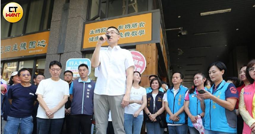 成功挺過2024年罷免風波，基隆市長謝國樑（中）直呼大罷免潮將讓民眾「心很累」。（圖／黃鵬杰攝）