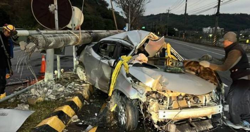 台1線談文火車站前段有轎車自撞分隔島，導致電桿被撞斷倒在車頂，造成3人受傷送醫。（圖／翻攝畫面）
