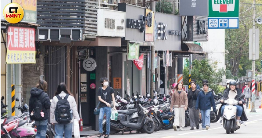 行人安全一直是討論話題，國民黨立委張智倫近期提案「凍結」人本交通研究計畫部分預算挨批。（示意圖／黃威彬攝）