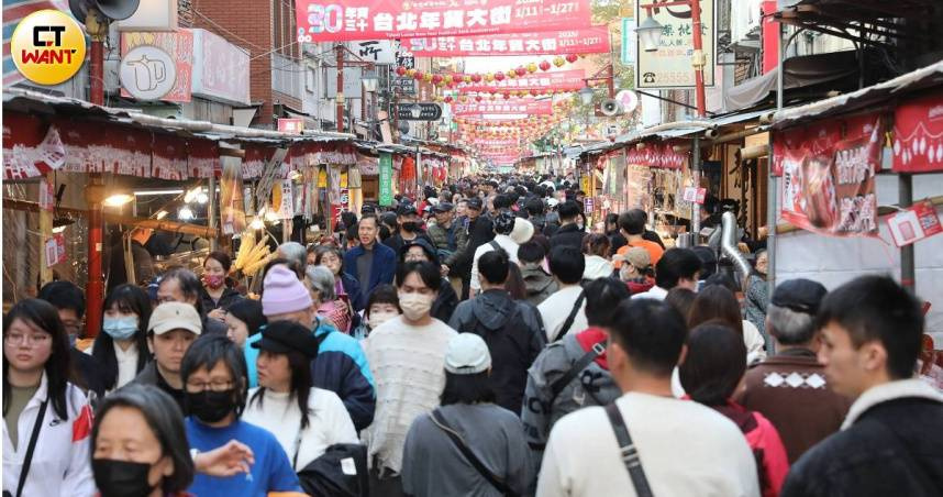 中央氣象署於26日下午4時39分針對11縣市發布低溫特報。（示意圖／劉耿豪攝）