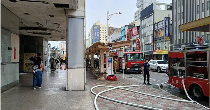 高雄大樓火警消防員驚險救出身障長照個案，火勢撲滅成功。（ 圖／翻攝畫面）