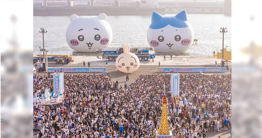 2025高雄冬日遊樂園昨日閉幕典禮，3隻吉伊卡哇大型IP同時返回17號碼頭跟大家道別，現場湧入大批「吉粉」搶拍最後畫面。（高市府觀光局提供／紀爰高雄傳真）