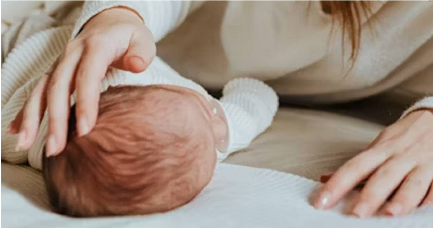 一對父母因把流感誤認為普通感冒，便自行前往藥局買成藥吃，怎料竟將A流傳染給才3個月大的寶寶。（示意圖／擷取自Unsplash）