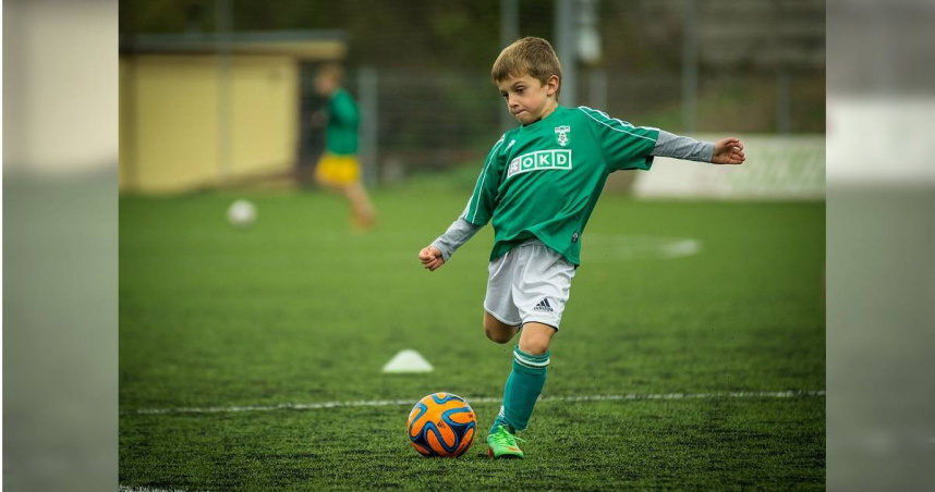 近日，德國一場足球比賽因為裁判的睪丸在賽前遭到球員小孩咬傷，不得不宣告臨時取消比賽。（示意圖／翻攝pixabay）