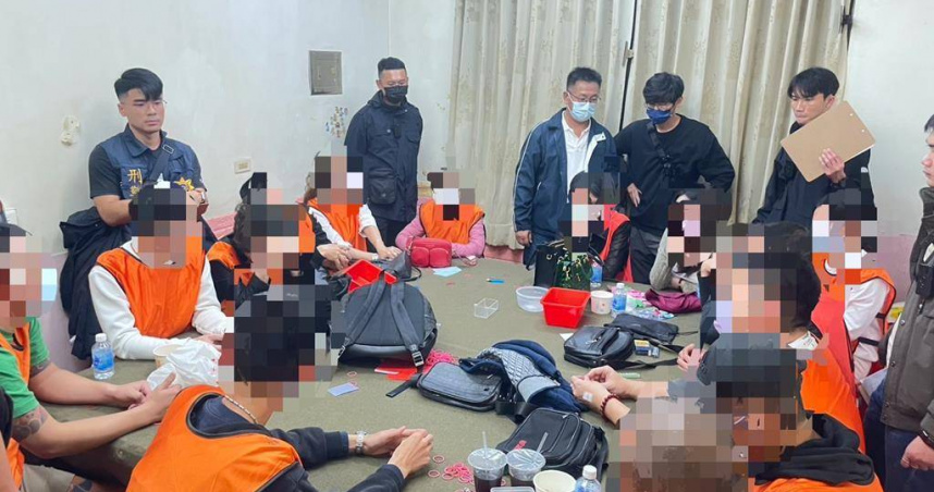 苓雅分局警查獲天九牌賭場。（圖／翻攝照片／洪靖宜高雄傳真）