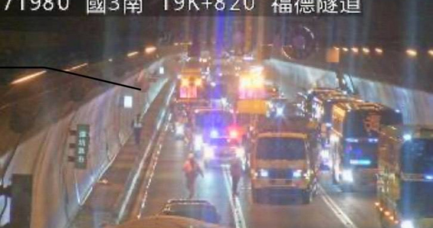 福德隧道發生連環撞，導致路段回堵，時速不到20公里。（圖／翻攝畫面）