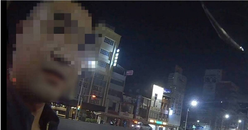 莊姓男子犯下詐欺案遭判刑，但他不願入監而遭通緝，最終因後座乘客沒扣安全帽的扣子而遭盤查，其通緝犯身分也因此曝光。（圖／翻攝畫面）