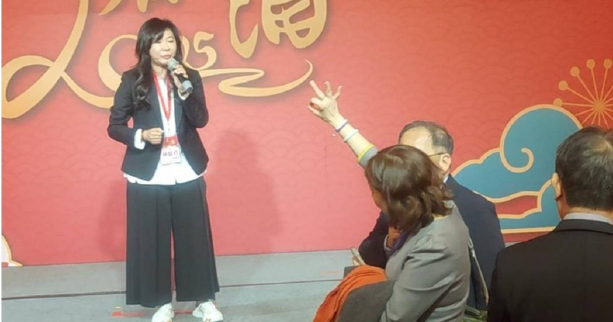 衛福部次長林靜儀在台下比「OK」，允諾給藥界一個交代。（圖／中國時報王家瑜攝）