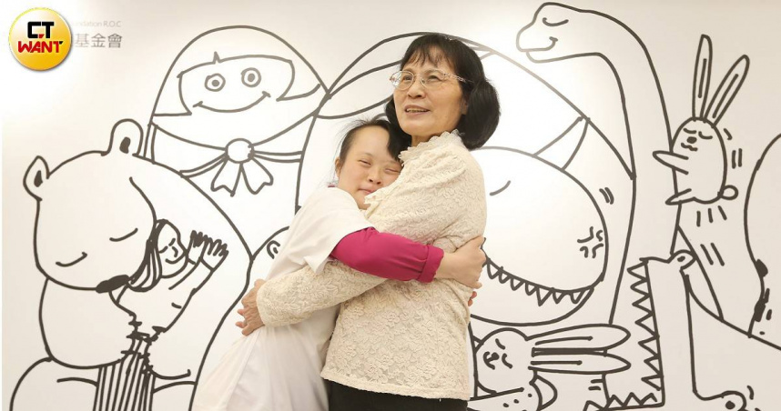 小晏子受訪時談及媽媽，忍不住用力地擁抱媽媽。（圖／趙世勳攝）