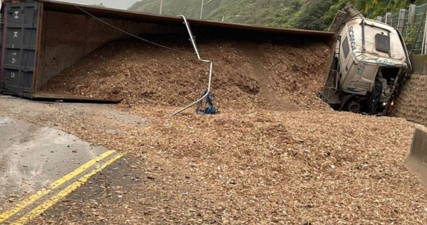 砂石車突翻橫躺台2線，木屑灑滿路、雙向癱瘓全線封閉。（圖／翻攝畫面）