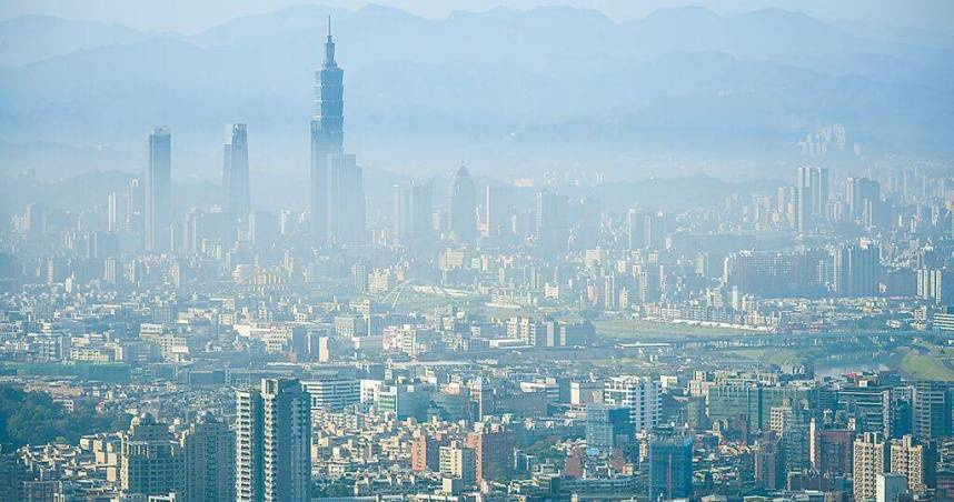 這波移入的境外空污，主要污染物是PM10，恐持續數日，由於落塵量大，專家提醒不要在戶外曬衣服。（圖／報系資料照）