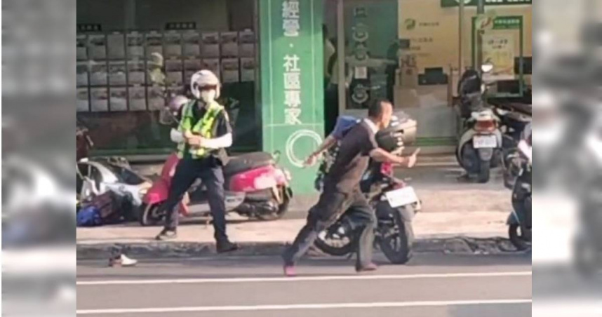 台中毒蟲違規拒檢，持美工刀劃傷員警逃逸，4小時後狼狽落網。（圖／翻攝畫面）