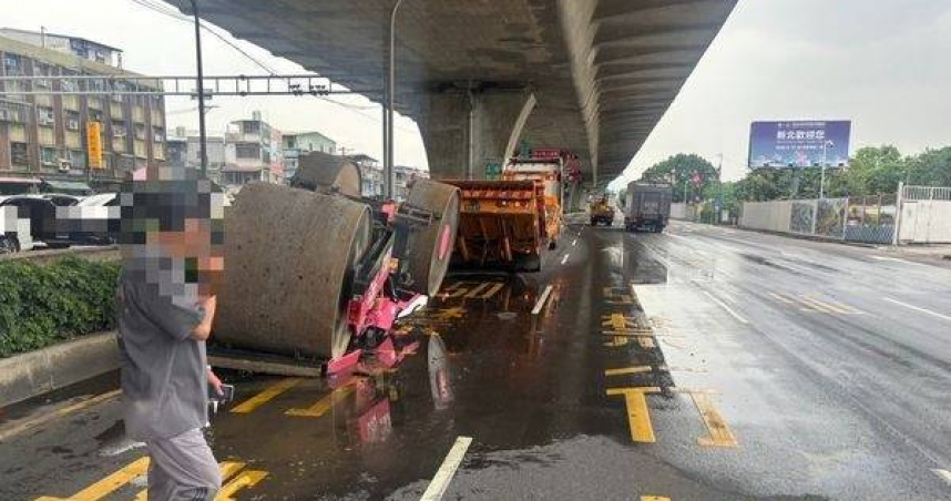 聯結車轉彎壓路機飛落路中。（圖／翻攝畫面）