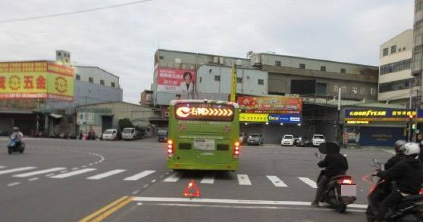 新莊女騎乘YouBike左轉時遭公車撞飛，四肢擦挫傷送醫治療後無礙。（圖／翻攝畫面）