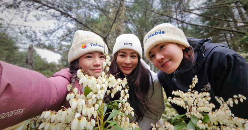 左起懷孕五個月的登山家詹喬愉、雷艾美與登山家Hong Trinh Geye一同挑展百岳。（圖／三立提供）