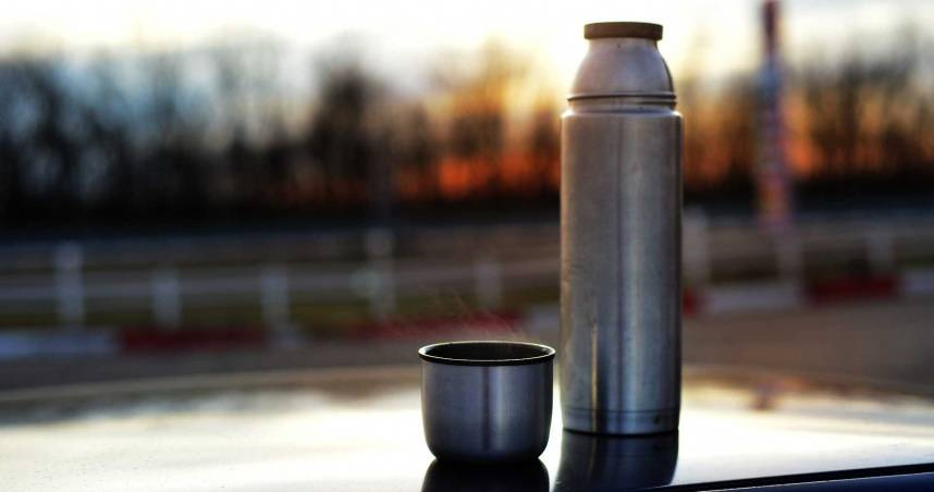 舊保溫瓶丟垃圾桶還是該回收？新北市環保局早就給答案。（示意圖／Pixabay）