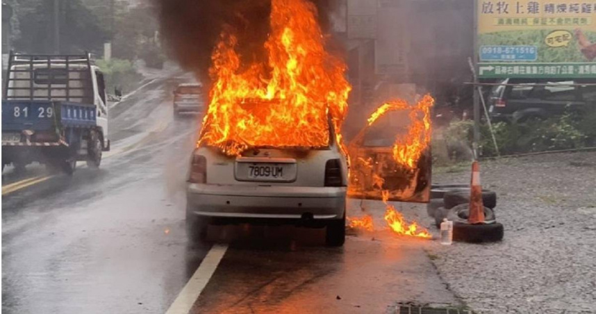 南投鹿谷鄉有1輛轎車突起火燃燒，消防迅速到場射水滅火，所幸駕駛及時逃生保命。（圖／翻攝畫面）