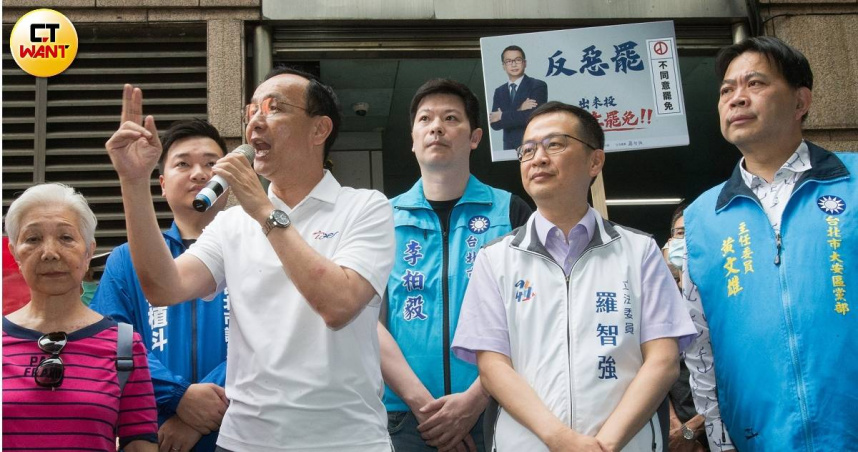 國民黨展開反罷免宣傳，立委羅智強推動「大安100講」，透過街頭演講爭取選民支持不同意票。（圖／黃威彬攝）