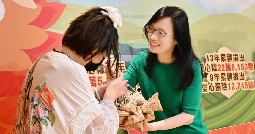 獨自扶養4個孩子的小如（化名），端午前夕收到愛心粽讓她感受到滿滿溫暖，也更有勇氣面對人生。（圖／道家人文協會提供）