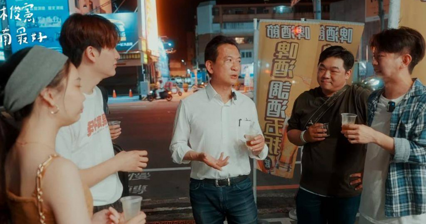 台南市立委林俊憲（右3）不畏嘲諷，現身挑戰網友發起看板路跑，引起民眾回響稱讚化危機為轉機。（圖／翻攝自林俊憲臉書粉專）