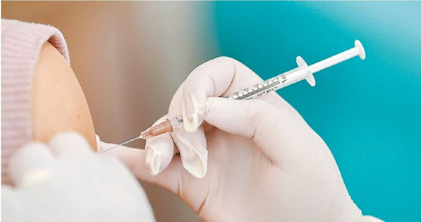 美國衛生部長小羅伯特甘迺迪日前宣布，新冠疫苗不再推薦給健康兒童和孕婦接種。（圖／達志／路透社）