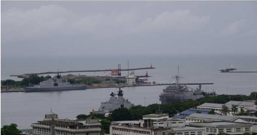 海軍第6號浮塢昨（29日）在左營軍港進行壓浮載測試時，突不明原因進水導致沉入港內，所幸並未造成人員受傷。（示意圖／中國時報林瑞益攝）