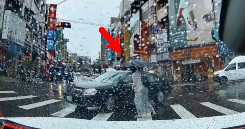 台中1名孕婦走在斑馬線時，差點被1輛左轉轎車撞上，所幸她及時跳開躲劫。（圖／翻攝爆料公社）