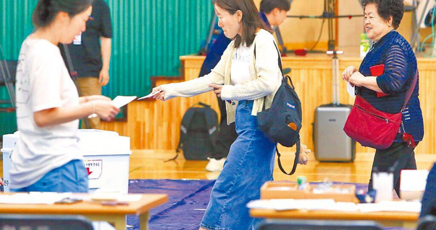 韓國總統選舉3日進行投票，民眾紛紛湧向各投票所，投票率創下新高。（圖／中國時報鄭任南攝）