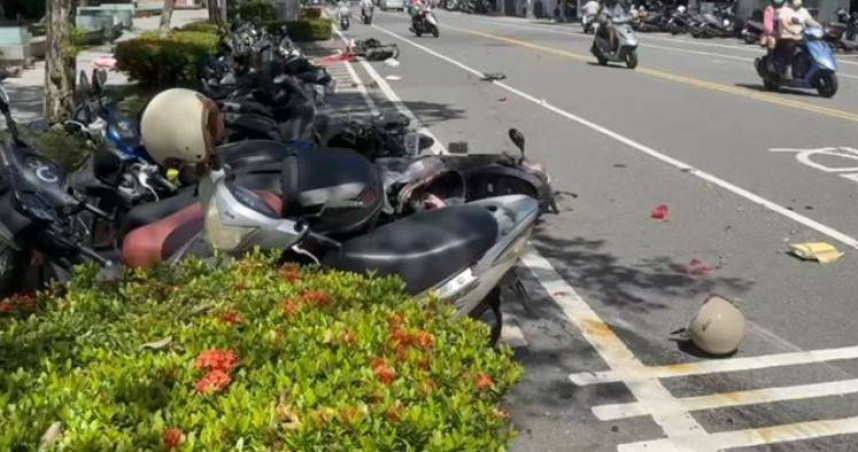 78歲婦人駕車經過交叉路口時，突暴衝撞倒1輛單車及29部停放機車，造成1死2傷。（圖／翻攝畫面）