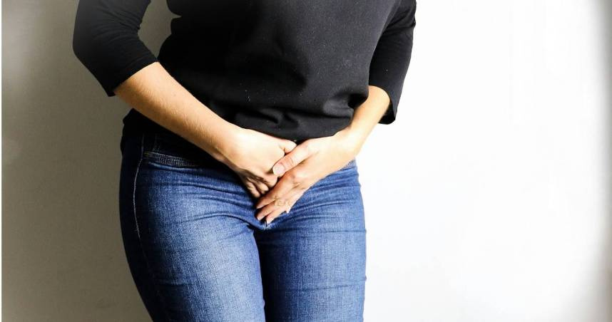 隨著年齡增長，部分女性會因骨盆底支持力不足，導致子宮慢慢往下掉。（示意圖／Unsplash）