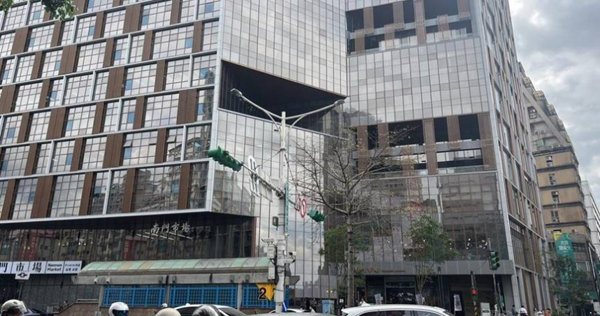 台北市中正區綜合行政大樓興2019年12月開始改建，興建了地上12層、地下5層的鋼構大樓，還將與萬大線共構出入口，各界期待。（圖／報系資料照）