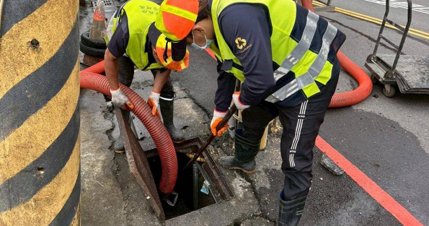 颱風「丹娜絲」逐漸接近台灣中央氣象署今日8時30分發布丹娜絲颱風海上颱風警報，桃園市消防局同步風災強化三級應變中心開設，持續守視最新颱風動態。桃園市環保局也啟動防颱整備，針對桃園114處歷年易淹地點加強清溝除淤、落葉清掃及協調修樹等工作。（圖／桃園市環保局提供）