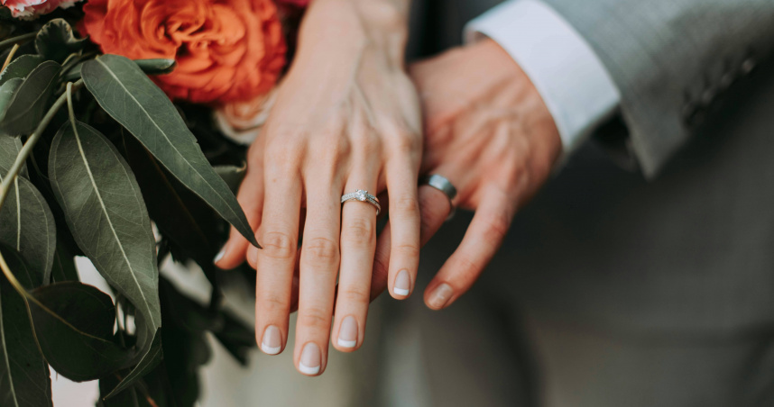 大陸一名男子提出要見女友父母,對方才坦承自己早就結婚。(示意圖/翻攝自unsplash)