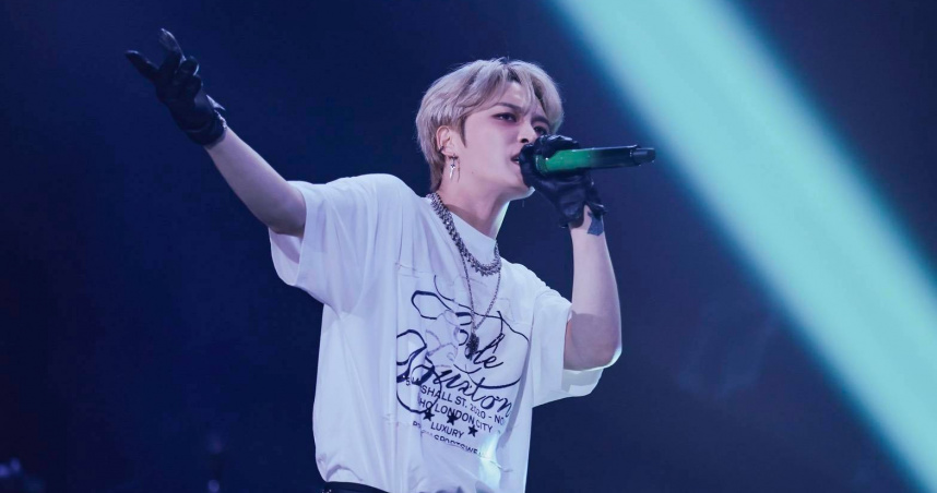 金在中身穿白色T恤，戴上黑色皮手套，以搖滾造型登場，。（圖／SHOWOFFICE提供）