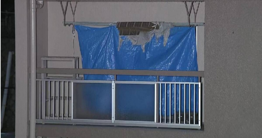 今年6月，日本警方在神戶市灘區一間堆滿垃圾的公寓內，發現一具已經化為白骨的遺體。（圖／翻攝MBS NEWS）