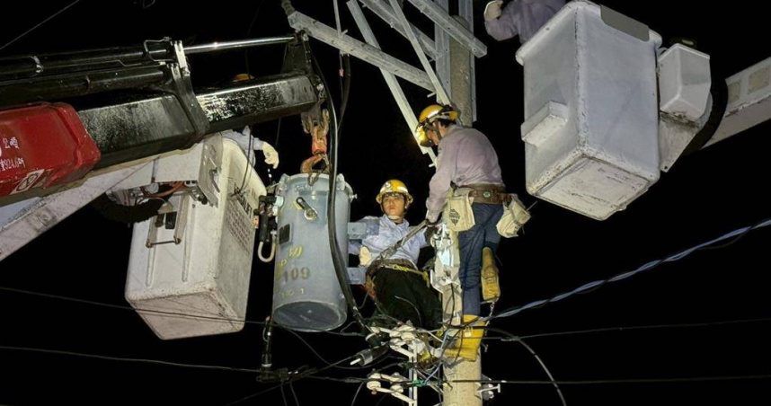 台電工班昨夜戮力搶修電力設備。（圖／台電提供／曹婷婷台南傳真）