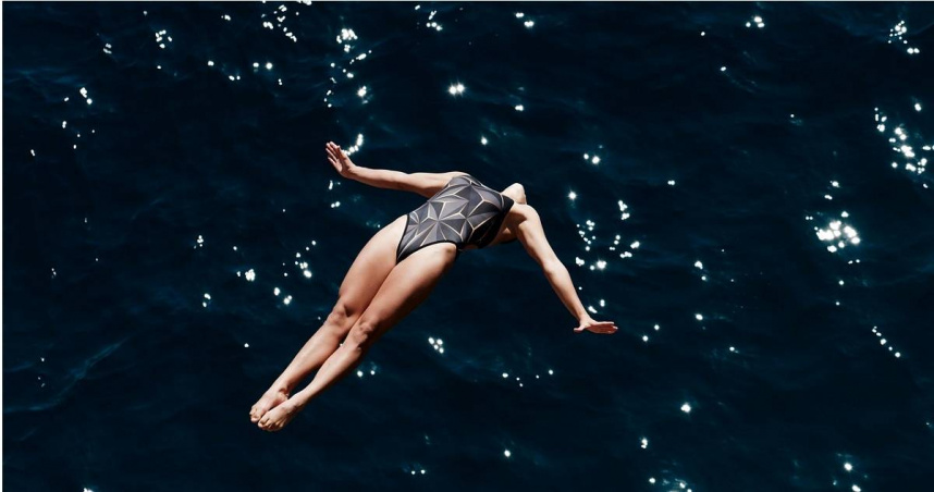 有大陸女子穿網購的連身泳衣游泳竟大走光。（示意圖非當事人／Pixabay）