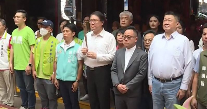 民進黨秘書長林右昌今（16）日出席「護國大遶境」集結出發儀式，並於慶安宮參香祈福。（圖／翻攝自民進黨午青LIVE直播頻道）