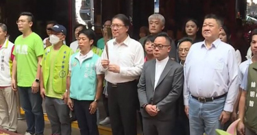 民進黨秘書長林右昌今(16)日出席「護國大遶境」集結出發儀式,並於慶安宮參香祈福。(圖/翻攝自民進黨午青LIVE直播頻道)